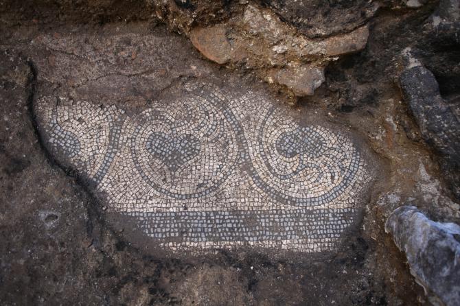 Pedaço de piso conservado da época do império romano. Foto: Reprodução Pedaço de piso conservado da época do império romano. Foto: Reprodução