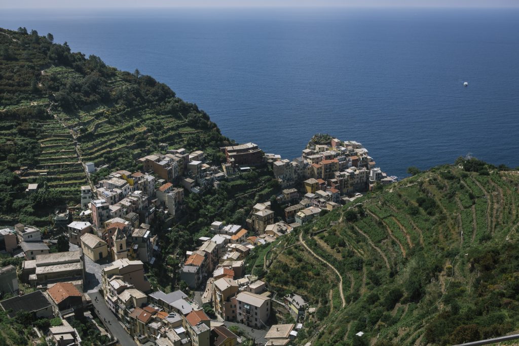 Itália recupera terraços para evitar deslizamentos em povoados centenários Manarola é uma das cinco aldeias que compõem o famoso Cinque Terre, na Itália.
Foto: Gianni Cipriano/The New York Times.