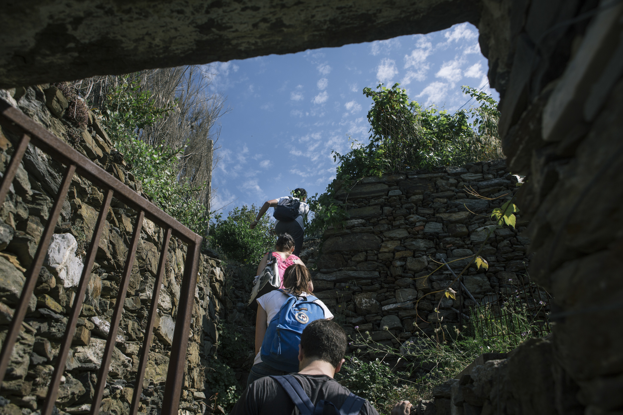 Estudantes sobem a encosta íngreme para analisar os muros de pedra. Foto: Gianni Cipriano/The New York Times Estudantes sobem a encosta íngreme para analisar os muros de pedra. Foto: Gianni Cipriano/The New York Times