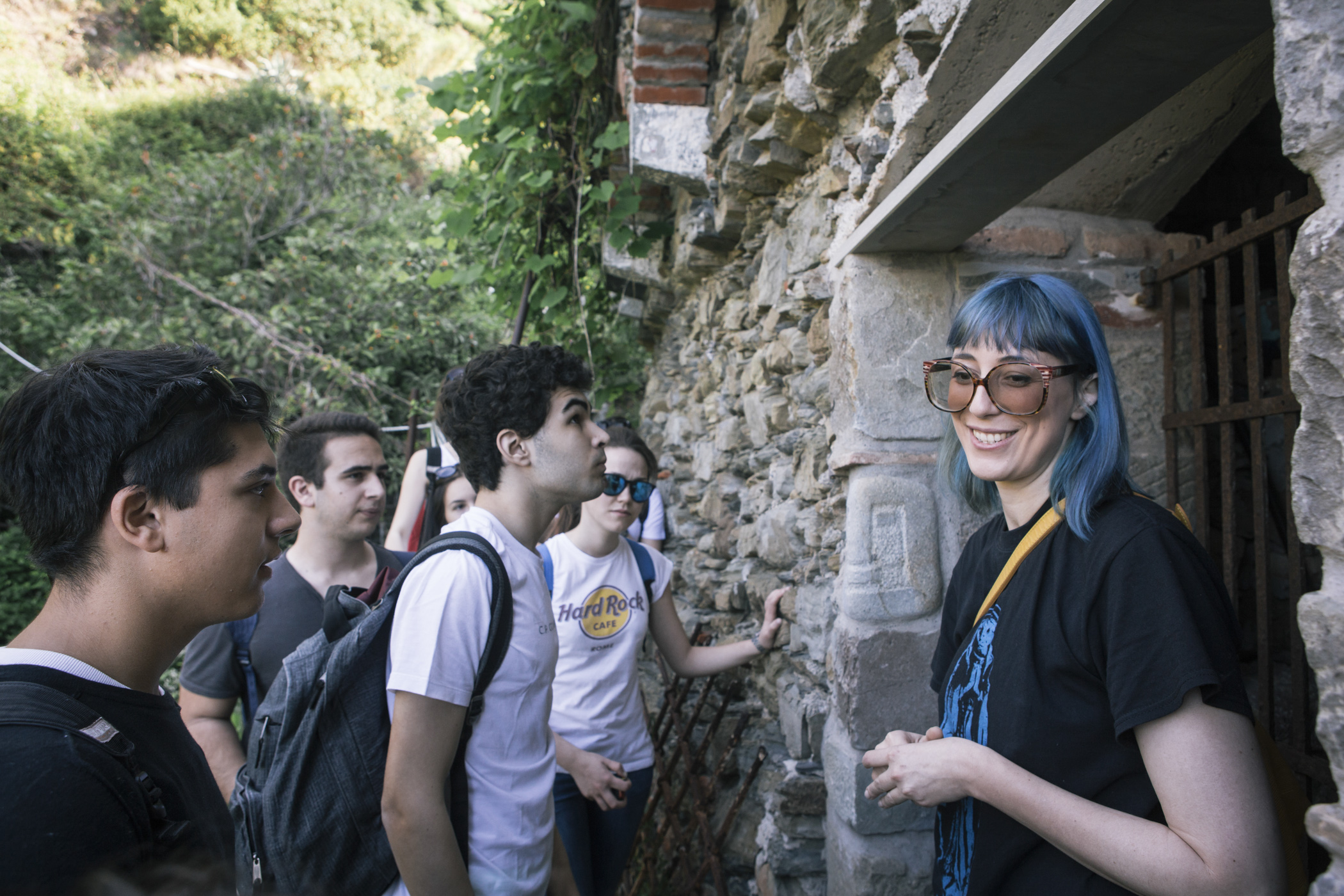 A guia Margherita Ermirio conduz um grupo de estudantes para conhecer a importância das barreiras de pedras na região de Cinque Terre, na Itália.
Foto: Gianni Cipriano/The New York Times A guia Margherita Ermirio conduz um grupo de estudantes para conhecer a importância das barreiras de pedras na região de Cinque Terre, na Itália.
Foto: Gianni Cipriano/The New York Times