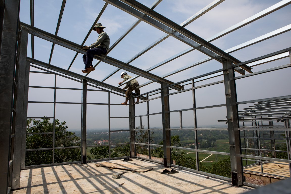 Builders construct the frame of an ÒS House,Ó designed by architect Vo Trong Nghia, in Hanoi, Vietnam, on April 20, 2017. Nghia plans to mass-manufacture the easy-to-assemble design for people in slums, remote areas or refugee camps around the world for the starting price of $1,500. (Amanda Mustard/The New York Times) Builders construct the frame of an ÒS House,Ó designed by architect Vo Trong Nghia, in Hanoi, Vietnam, on April 20, 2017. Nghia plans to mass-manufacture the easy-to-assemble design for people in slums, remote areas or refugee camps around the world for the starting price of $1,500. (Amanda Mustard/The New York Times)