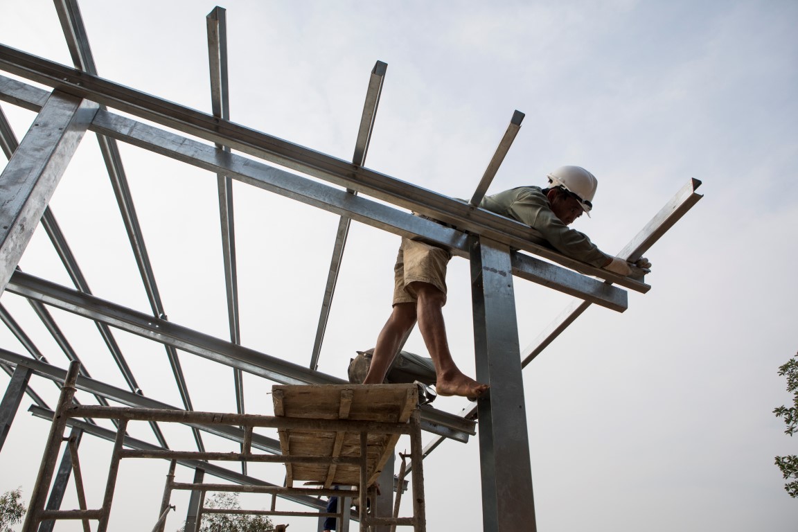 Builders construct the frame of an “S House,” designed by architect Vo Trong Nghia, in Hanoi, Vietnam, on April 20, 2017. Nghia plans to mass-manufacture the easy-to-assemble design for people in slums, remote areas or refugee camps around the world for the starting price of $1,500. (Amanda Mustard/The New York Times) Builders construct the frame of an “S House,” designed by architect Vo Trong Nghia, in Hanoi, Vietnam, on April 20, 2017. Nghia plans to mass-manufacture the easy-to-assemble design for people in slums, remote areas or refugee camps around the world for the starting price of $1,500. (Amanda Mustard/The New York Times)