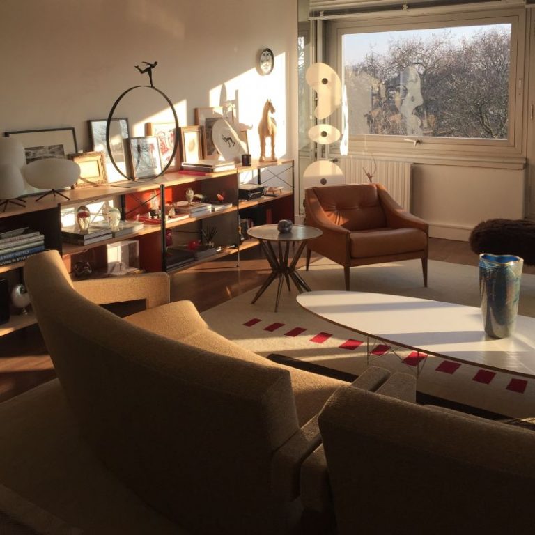 Coleção de objetos raros dá o tom de apartamento em Paris