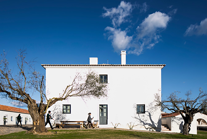 Obra do arquiteto português  Eduardo Souto de Moura, prêmio Pritzker em 2011, é um dos imóveis assinados por grandes nomes da arquitetura em que é possível encontrar hospedagem via site    Boutique Homes.
Fotos: Reprodução Boutique Homes. 