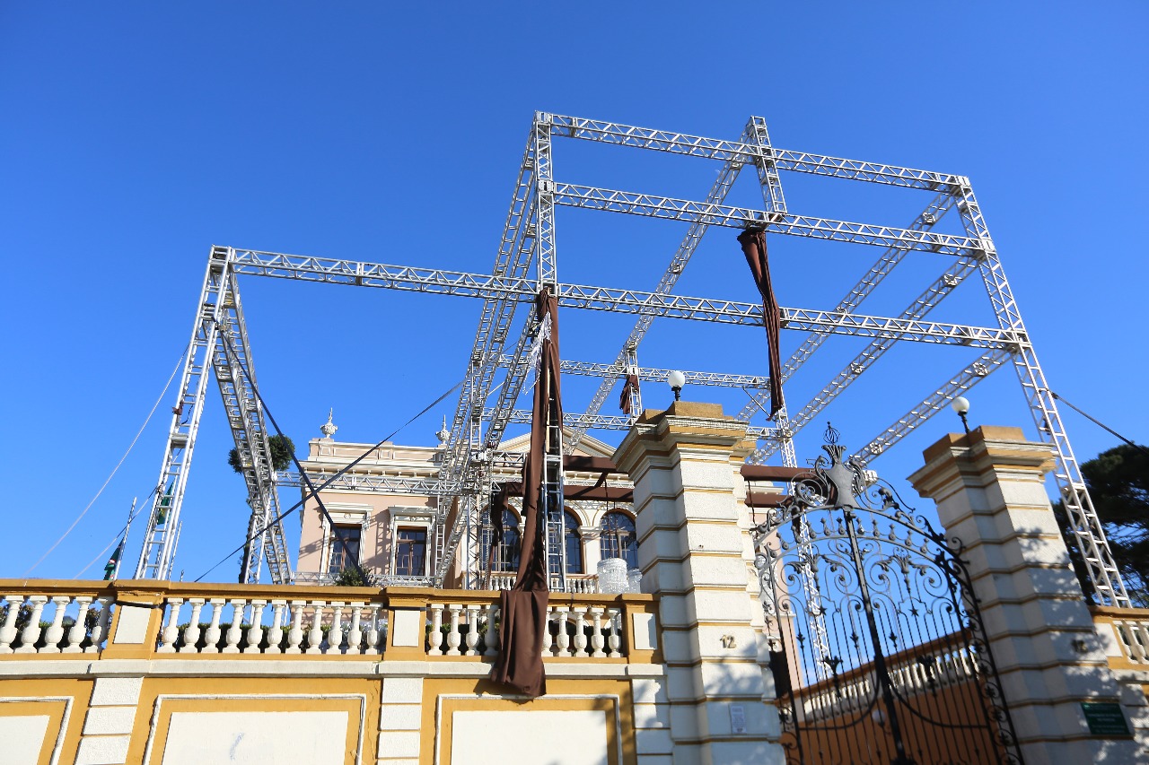 Acontece até terça-feira (18) a desmontagem da estrutura metálica que bloqueou visualmente prédio histórico da Sociedade Garibaldi para casamento da deputada estadual Maria Victoriano último dia 14. Fotos: Giuliano Gomes/Gazeta do Povo