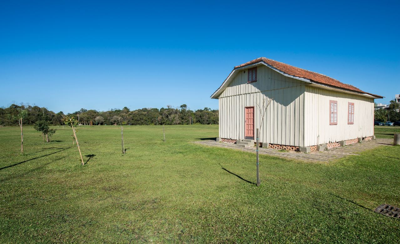 Uma só casa de madeira foi levada para o parque, em 2004. Foto: Leticia Akemi/Gazeta do Povo