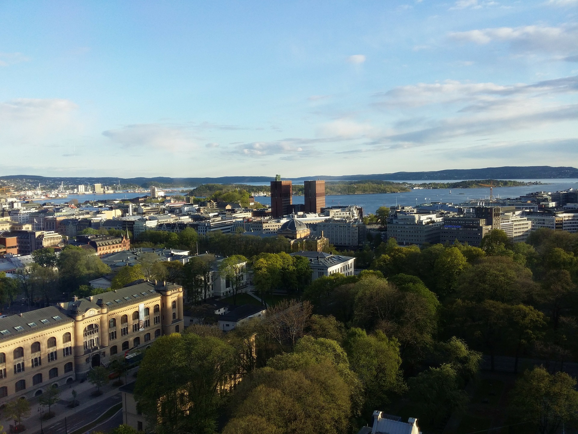 Oslo, capital da Noruega, tem metas ousadas e foi eleita a "Capital Verde da Europa 2019".
Foto: Pixabay Oslo, capital da Noruega, tem metas ousadas e foi eleita a "Capital Verde da Europa 2019".
Foto: Pixabay