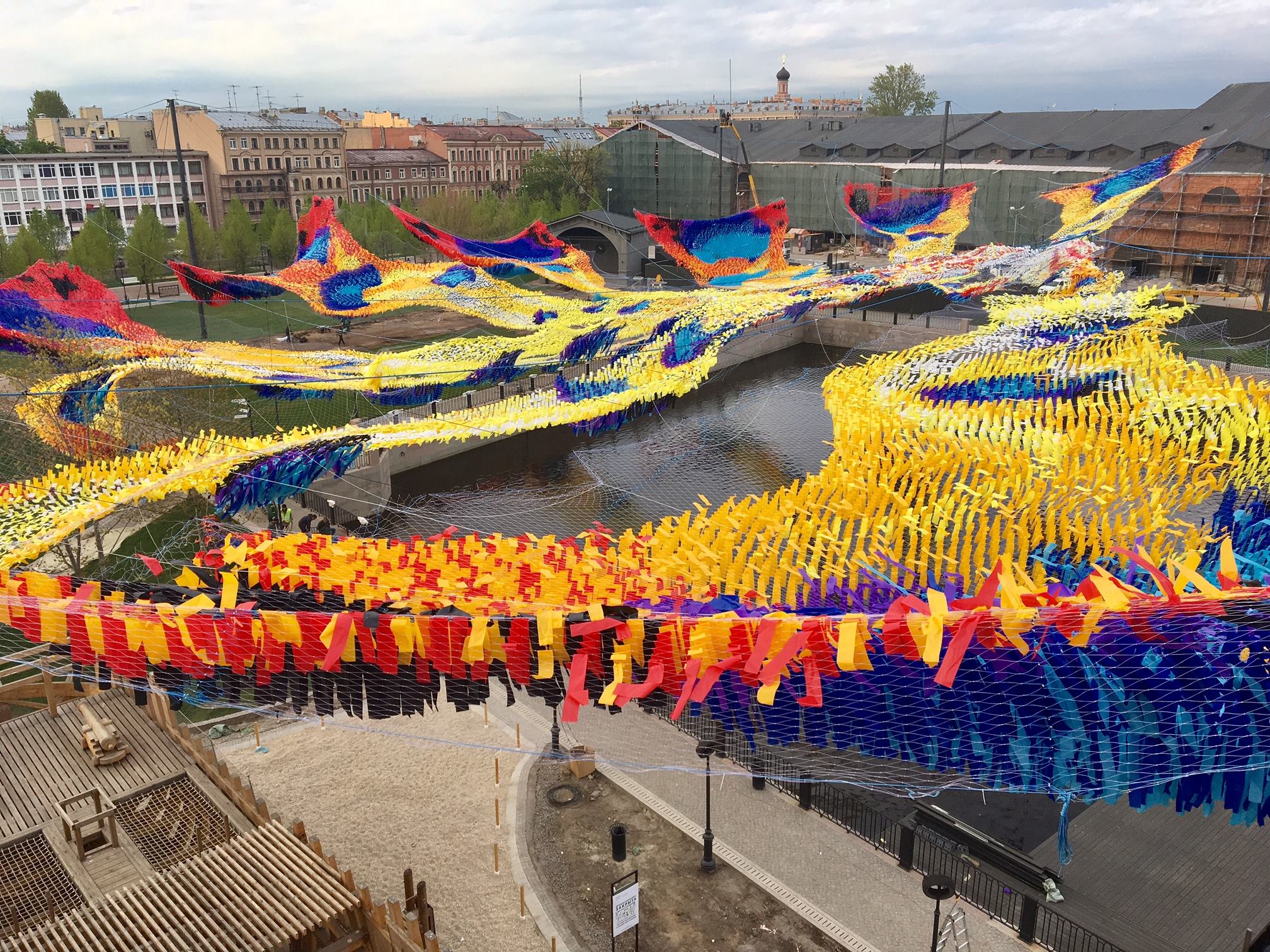 O "Firebird Descent" ocupa uma praça na cidade de São Petersburgo, na Rússia. Foto: Reprodução/Facebook