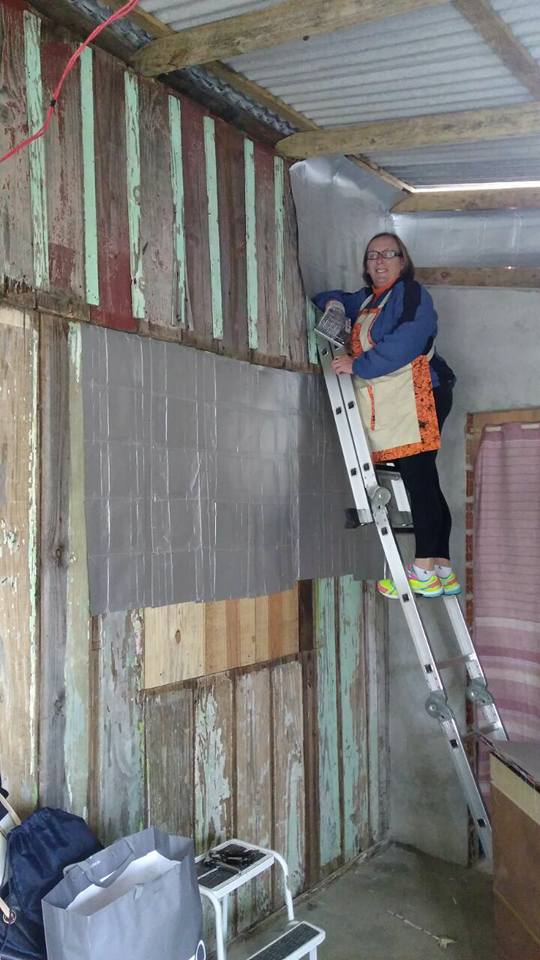 Caixas de leite viram revestimento para bloquear o frio em casas precárias de madeira Caixas de leite viram revestimento para bloquear o frio em casas precárias de madeira