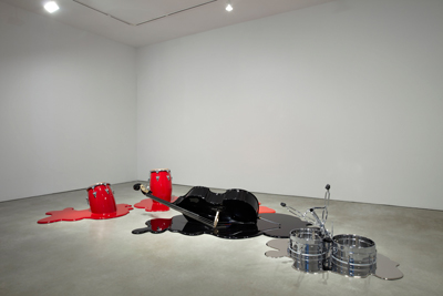 A obra "Cuarteto" foi feita com madeira pintada, metal e bronze cromado. É de 2011. Foto: Reprodução