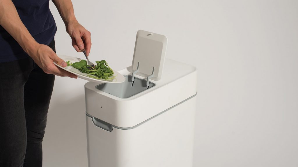 Sem cheiro nem sujeira, lixeira transforma restos de alimento em adubo Restos de alimento viram composto orgânico de forma quase mágica nesta lixeira ecológica.
Fotos: Divulgação