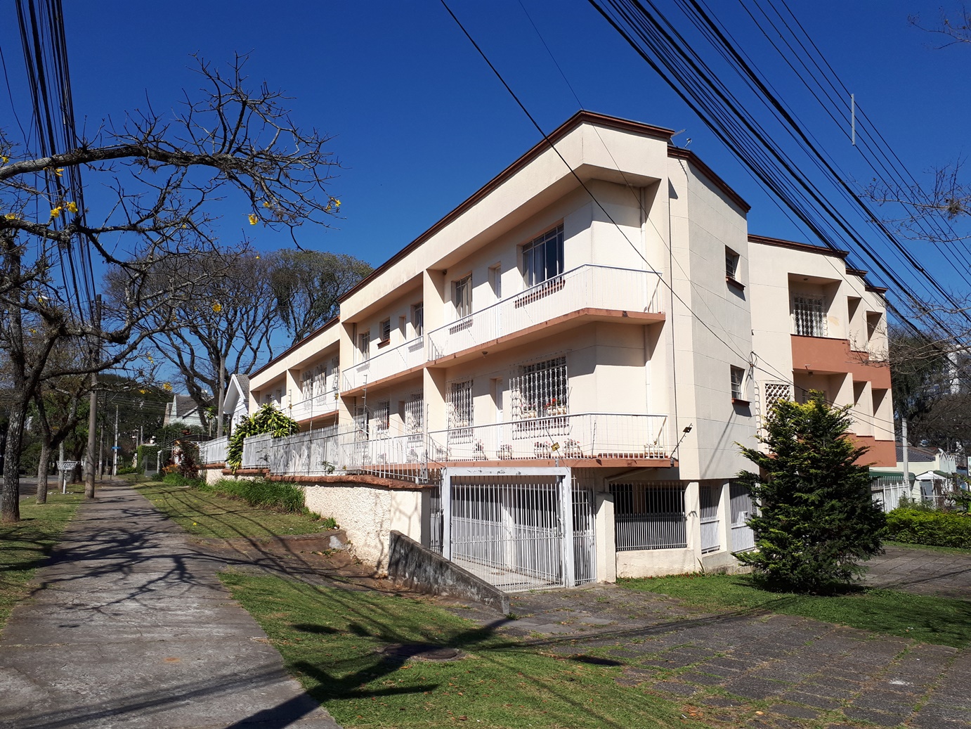 Avenida Visconde de Guarapuava em Curitiba esconde muitas faces Avenida Visconde de Guarapuava em Curitiba esconde muitas faces