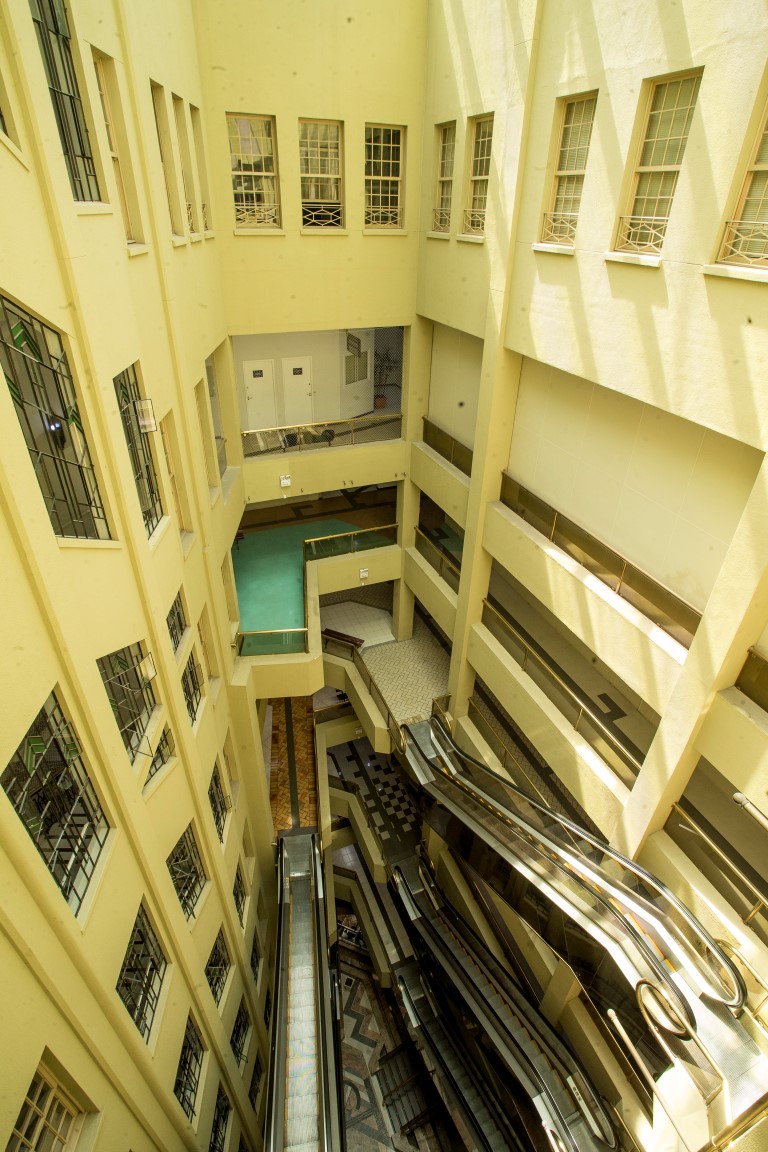 O antigo pátio aberto no centro do edifício foi ocupado com as escadas quando foi shopping. Foto: Reprodução O antigo pátio aberto no centro do edifício foi ocupado com as escadas quando foi shopping. Foto: Reprodução