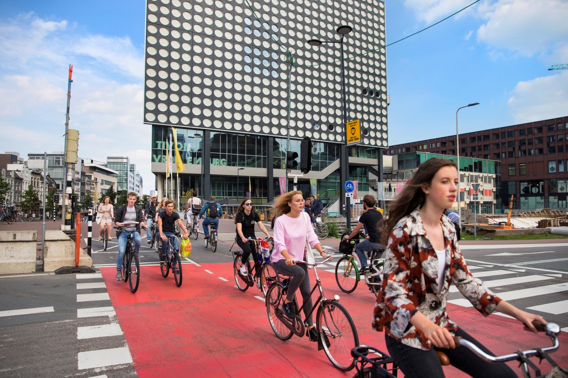 Cyclists cross an intersection near the Central Station of Utrecht, The Netherlands, Aug. 22, 2017. Utrecht is the Netherlands’ fastest growing city and also one of the world’s most bike-friendly places in one of the world’s most bike-friendly countries. (Ilvy Njiokiktjien/The New York Times) Cyclists cross an intersection near the Central Station of Utrecht, The Netherlands, Aug. 22, 2017. Utrecht is the Netherlands’ fastest growing city and also one of the world’s most bike-friendly places in one of the world’s most bike-friendly countries. (Ilvy Njiokiktjien/The New York Times)