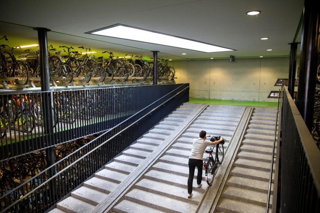 Pequena cidade bike-friendly tem o maior estacionamento de bicicletas do mundo Ciclista no maior estacionamento de bicicletas do mundo, em Utrecht, na Holanda. Fotos: Ilvy Njiokiktjien/The New York Times