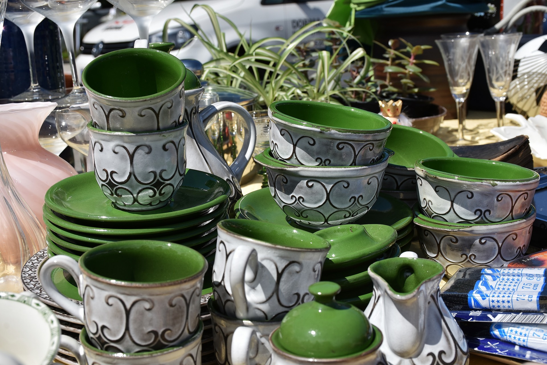 Bazar residencial vai vender móveis, louças, quadros, objetos de decoração, utensílios de cozinha, roupas e sapatos. Foto: Pixabay/Reprodução