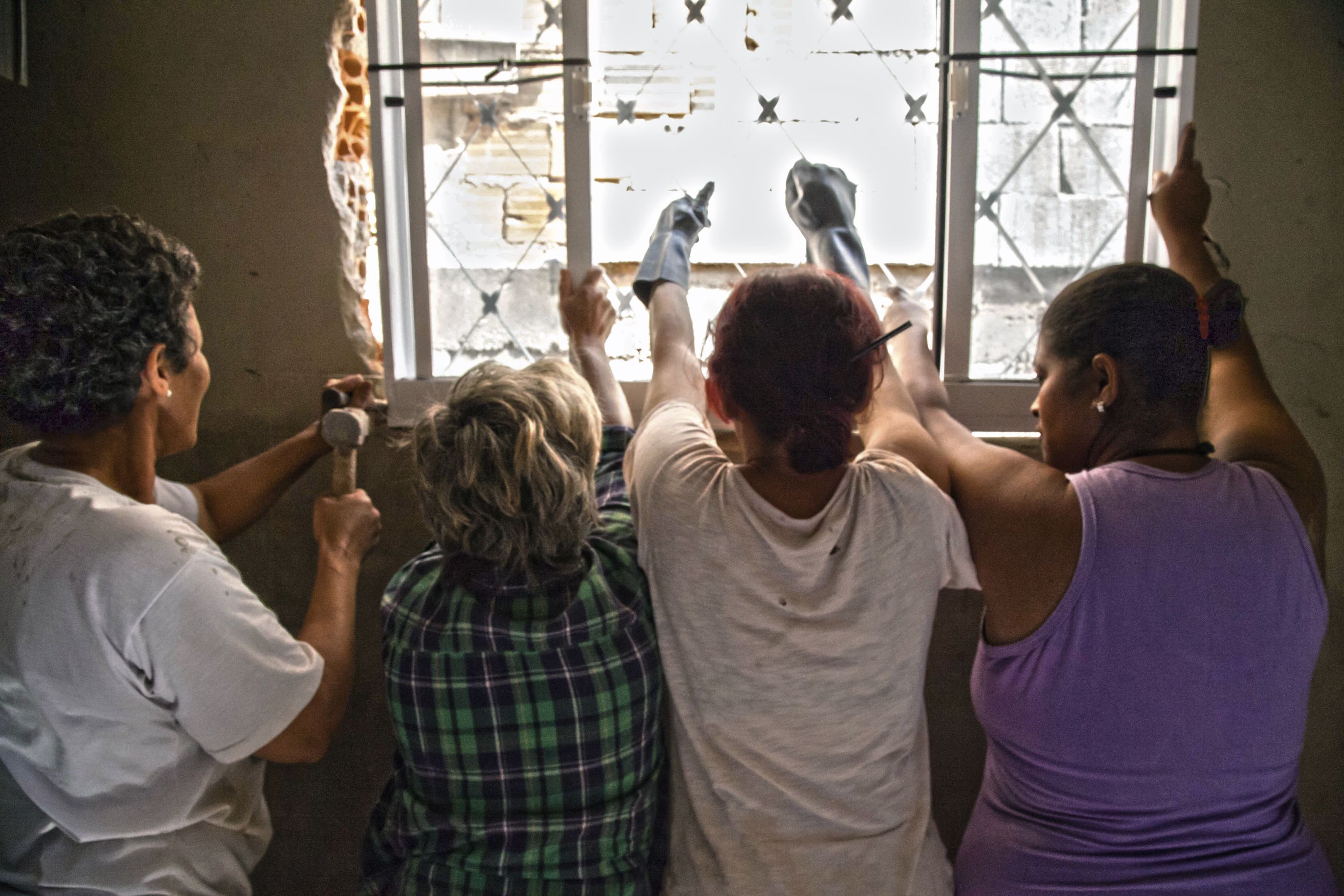 Encontros são realizados semanalmente nas comunidades Dandara e Eliana Silva, em Belo Horizonte. Depois, a equipe do projeto segue acompanhando o desenvolvimento das reformas. Foto: Bruna Piantino/Divulgação.