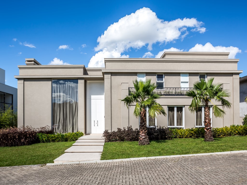 Residência de 800  m² traz projeto de arquitetura e interiores clássico com volumetria reta e sobreposições de elementos. Foto: Eduardo Macarios