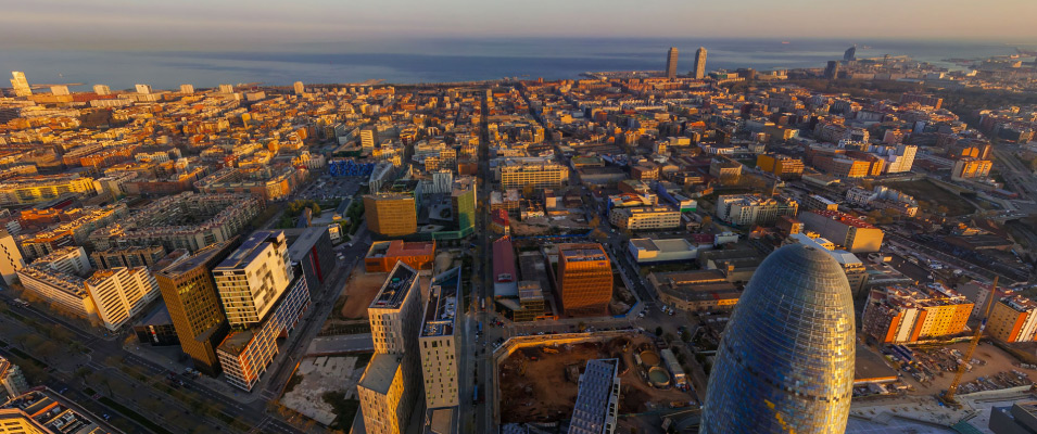 Poblenou, bairro de Barcelona que se tornou modelo em pequena escala de uma Fab City. Foto: Divulgação Poblenou, bairro de Barcelona que se tornou modelo em pequena escala de uma Fab City. Foto: Divulgação