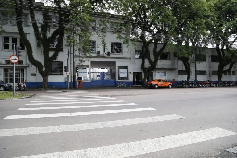 Fábrica chama atenção de quem passa pela Av. Getúlio Vargas. Foto: Leticia Akemi / Gazeta do Povo