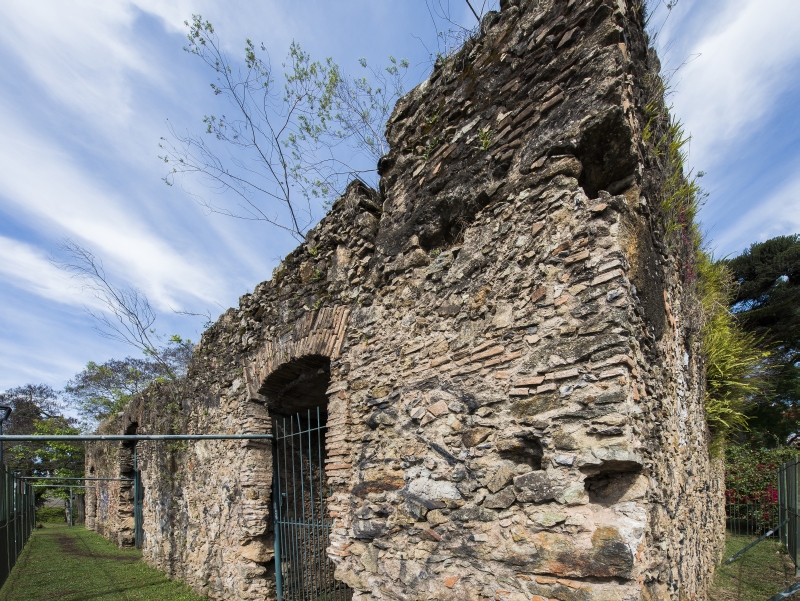 A história das “falsas” Ruínas de São Francisco, marco na paisagem de Curitiba Passeio pelo Caminho de São Francisco é um dos destaques do fim de semana. Foto: Letícia Akemi/Gazeta do Povo