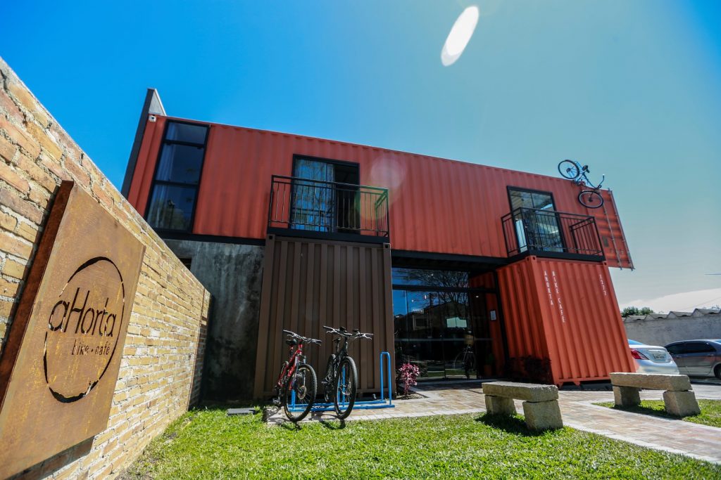 Construções com contêineres se destacam por economia na obra e dão nova cara à paisagem Projeto do A Horta Bike Café foi todo realizado em contêineres. Foto: Jonathan Campos / Gazeta do Povo
