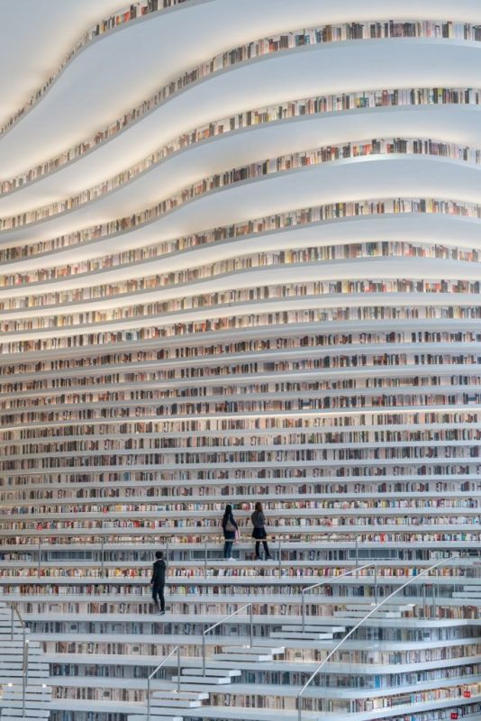 Livros são projetadas nas últimas prateleiras. Livros são projetadas nas últimas prateleiras.