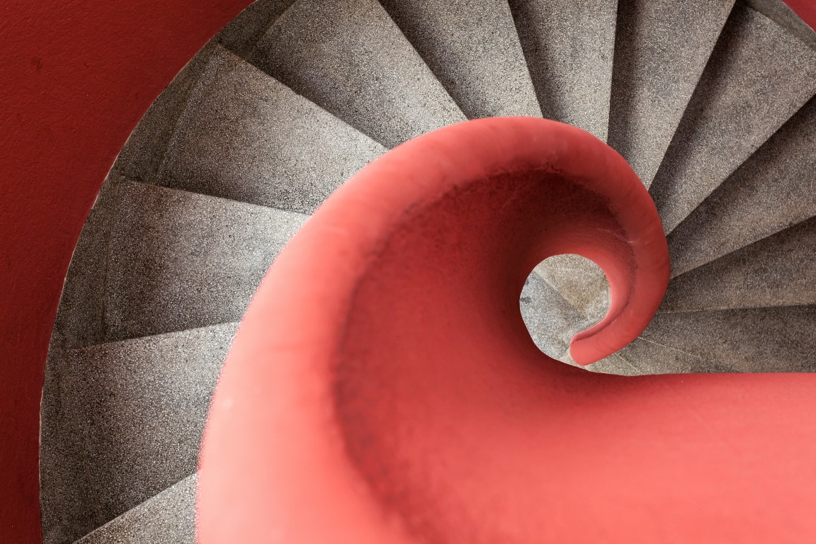 Detalhe da escada caracol da Casa João Luiz Bettega, projetada por Vilanova Artigas em 1952, em Curitiba. Foto: Fernando Zequinão/Gazeta do Povo