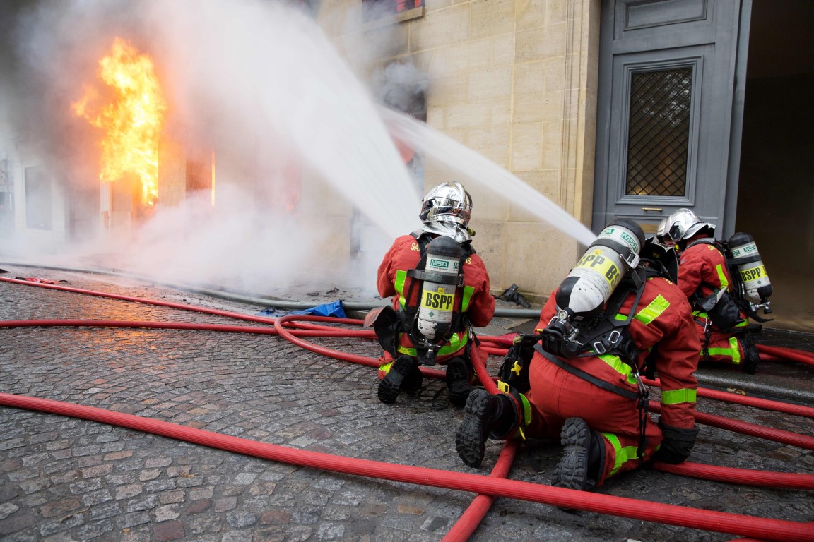 Firefighters work to put out a fire in "La Hune" book shop in Paris on November 16, 2017.
Seven people were lightly injured in the fire, and some 50 firefighters and a dozen vehicles were deployed. / AFP PHOTO / Karim DAHER Firefighters work to put out a fire in "La Hune" book shop in Paris on November 16, 2017.
Seven people were lightly injured in the fire, and some 50 firefighters and a dozen vehicles were deployed. / AFP PHOTO / Karim DAHER