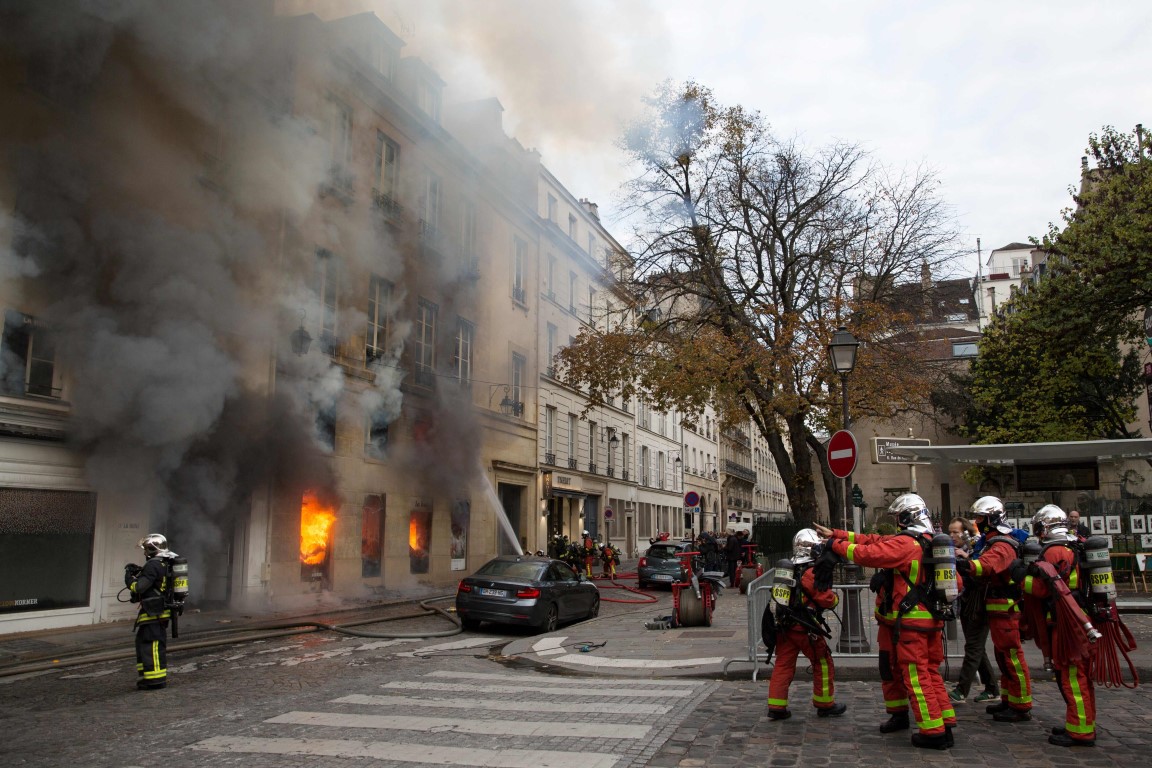 Firefighters work to put out a fire in "La Hune" book shop in Paris on November 16, 2017.
Seven people were lightly injured in the fire, and some 50 firefighters and a dozen vehicles were deployed. / AFP PHOTO / Karim DAHER Firefighters work to put out a fire in "La Hune" book shop in Paris on November 16, 2017.
Seven people were lightly injured in the fire, and some 50 firefighters and a dozen vehicles were deployed. / AFP PHOTO / Karim DAHER