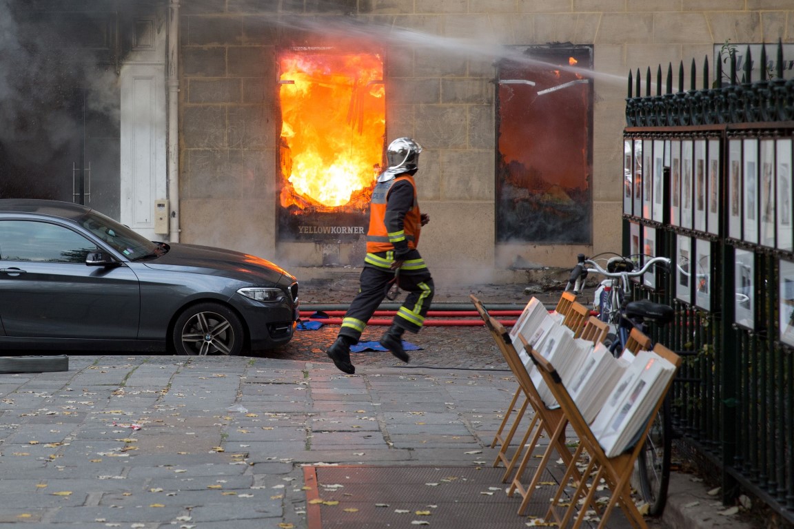A firefighter runs as he works to put out a fire in "La Hune" book shop in the Saint-Germain-des-Pres district Paris on November 16, 2017.
Seven people were lightly injured in the fire, and some 50 firefighters and a dozen vehicles were deployed. / AFP PHOTO / Karim DAHER A firefighter runs as he works to put out a fire in "La Hune" book shop in the Saint-Germain-des-Pres district Paris on November 16, 2017.
Seven people were lightly injured in the fire, and some 50 firefighters and a dozen vehicles were deployed. / AFP PHOTO / Karim DAHER