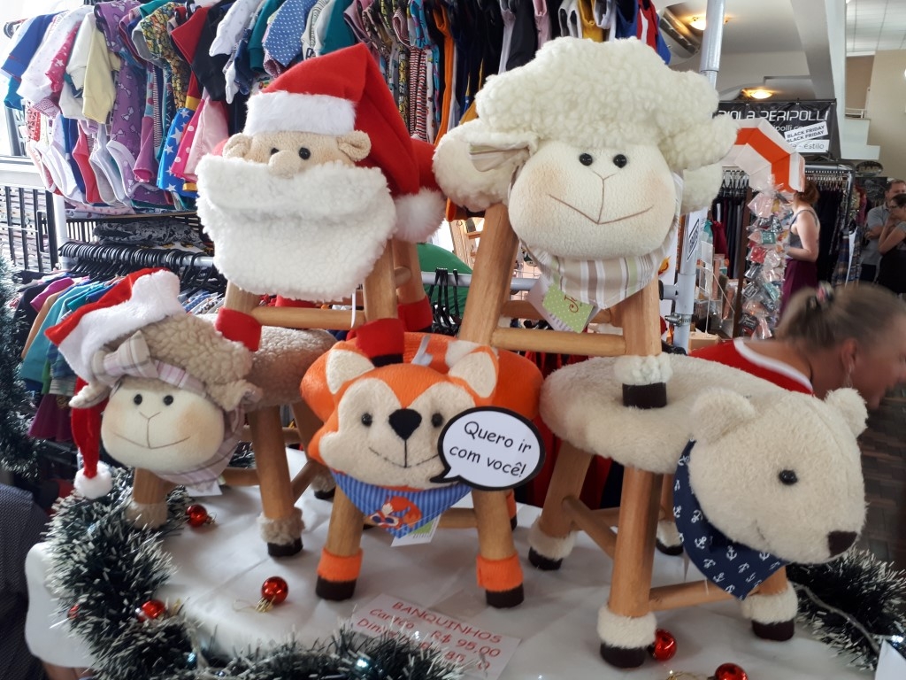 Banquinhos lúdicos da Mamãe Joaninha a partir de R$ 85. Fotos: Luan Galani/Gazeta do Povo