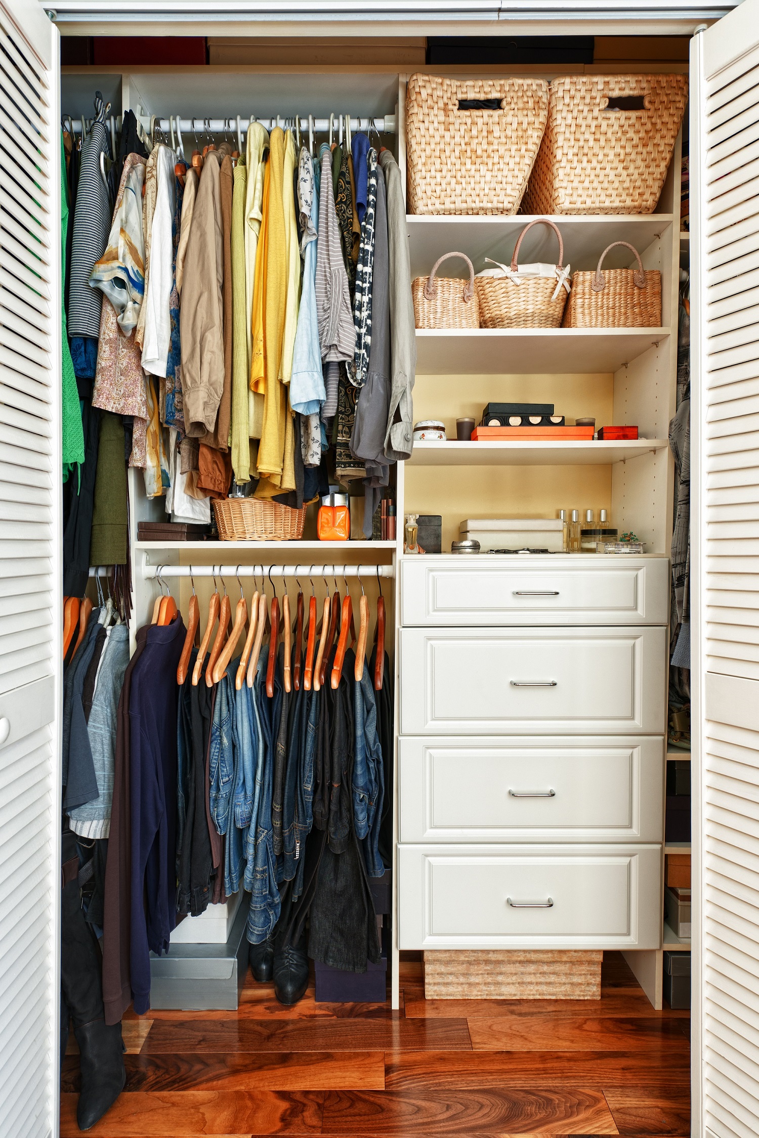 Não é só organizar os armários pontualmente, é preciso mudar a forma como nos relacionamos com a casa, para mantê-la organizada. Foto: Bigstock. Não é só organizar os armários pontualmente, é preciso mudar a forma como nos relacionamos com a casa, para mantê-la organizada. Foto: Bigstock.
