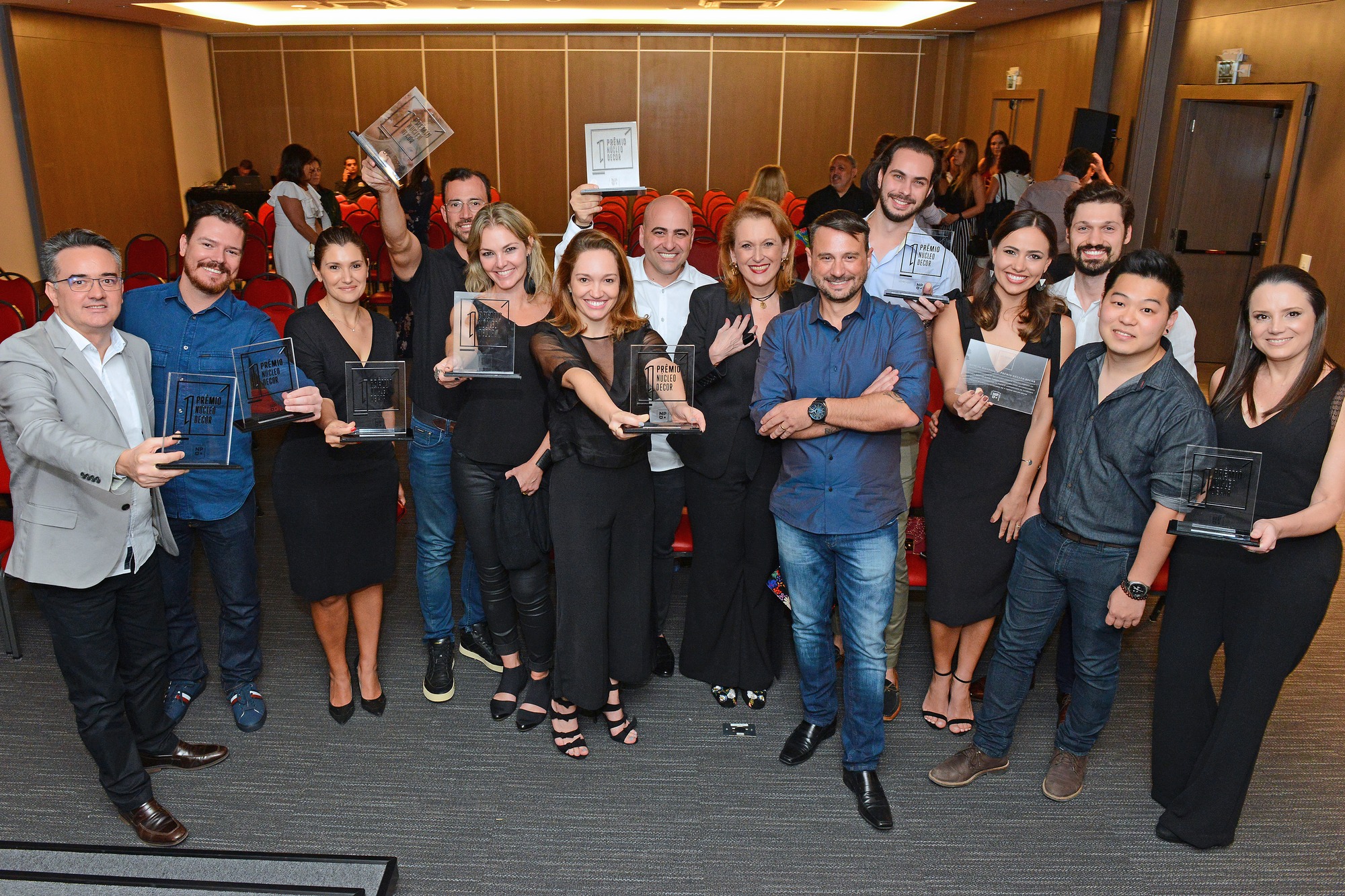 Escritórios premiados no primeiro Prêmio Núcleo Decor durante a cerimônia de premiação.
Foto: Gerson Lima / Divulgação Escritórios premiados no primeiro Prêmio Núcleo Decor durante a cerimônia de premiação.
Foto: Gerson Lima / Divulgação