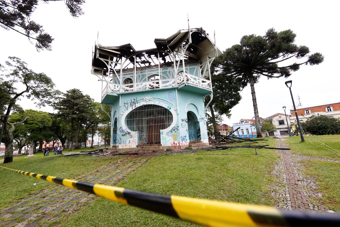 Rescaldo do incêndio que destruiu o Palácio Belvedere, na praça João Cândido . Rescaldo do incêndio que destruiu o Palácio Belvedere, na praça João Cândido .