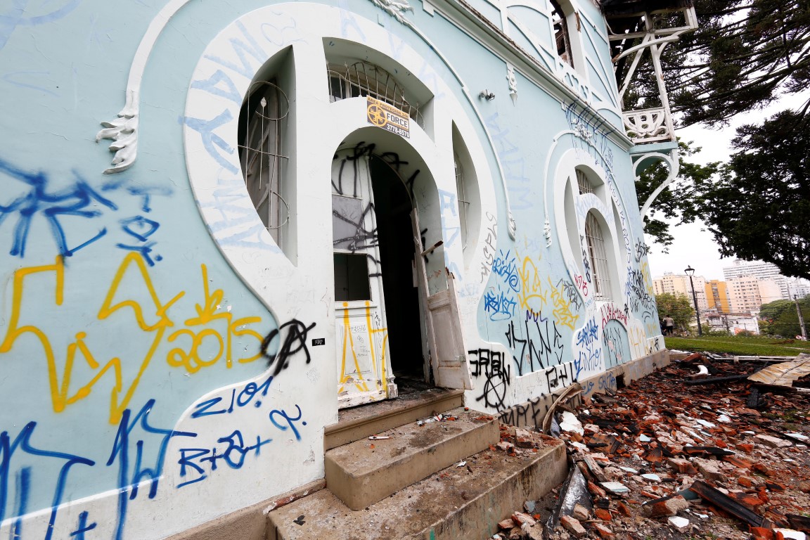 Rescaldo do incêndio que destruiu o Palácio Belvedere, na praça João Cândido . Rescaldo do incêndio que destruiu o Palácio Belvedere, na praça João Cândido .