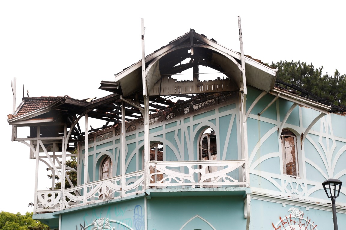 Incêndio ocorrido no último mês de dezembro danificou boa parte da estrutura do prédio. Foto: Aniele Nascimento/Gazeta do Povo Incêndio ocorrido no último mês de dezembro danificou boa parte da estrutura do prédio. Foto: Aniele Nascimento/Gazeta do Povo