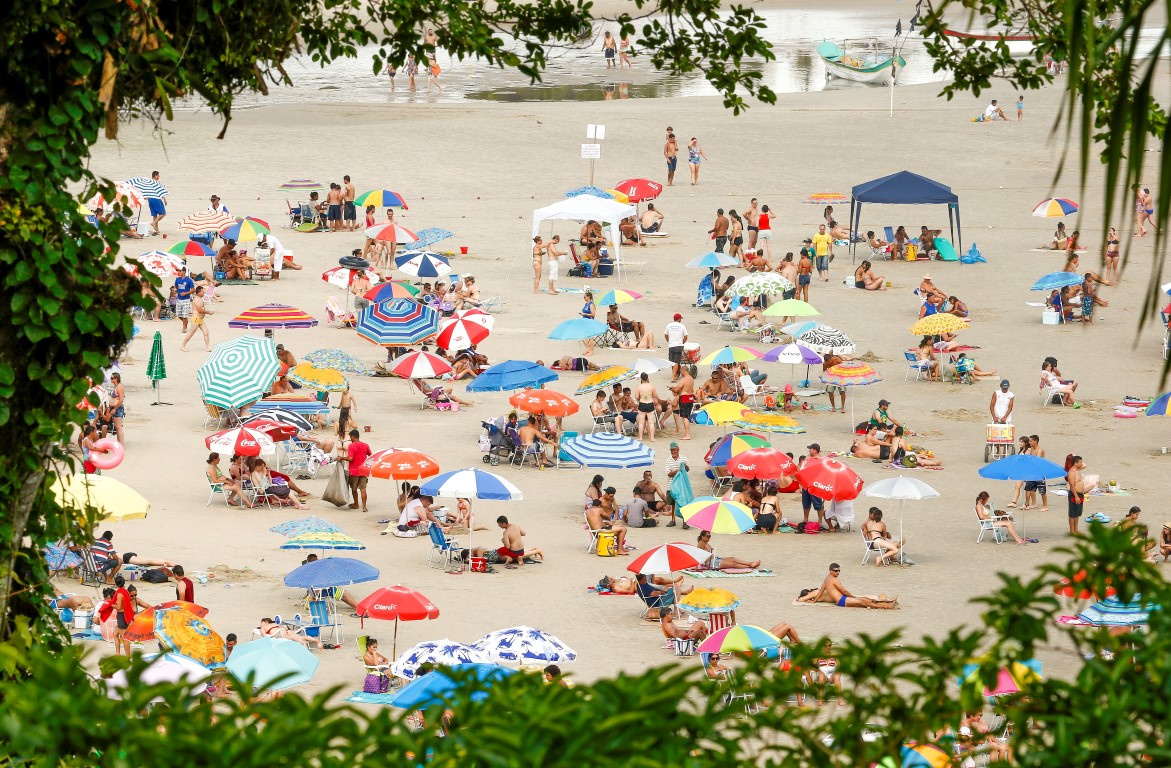 Movimento na praia de Guaratuba, litoral paranaense, no primeiro dia de verão oficial. Foto: Repodução Movimento na praia de Guaratuba, litoral paranaense, no primeiro dia de verão oficial. Foto: Repodução