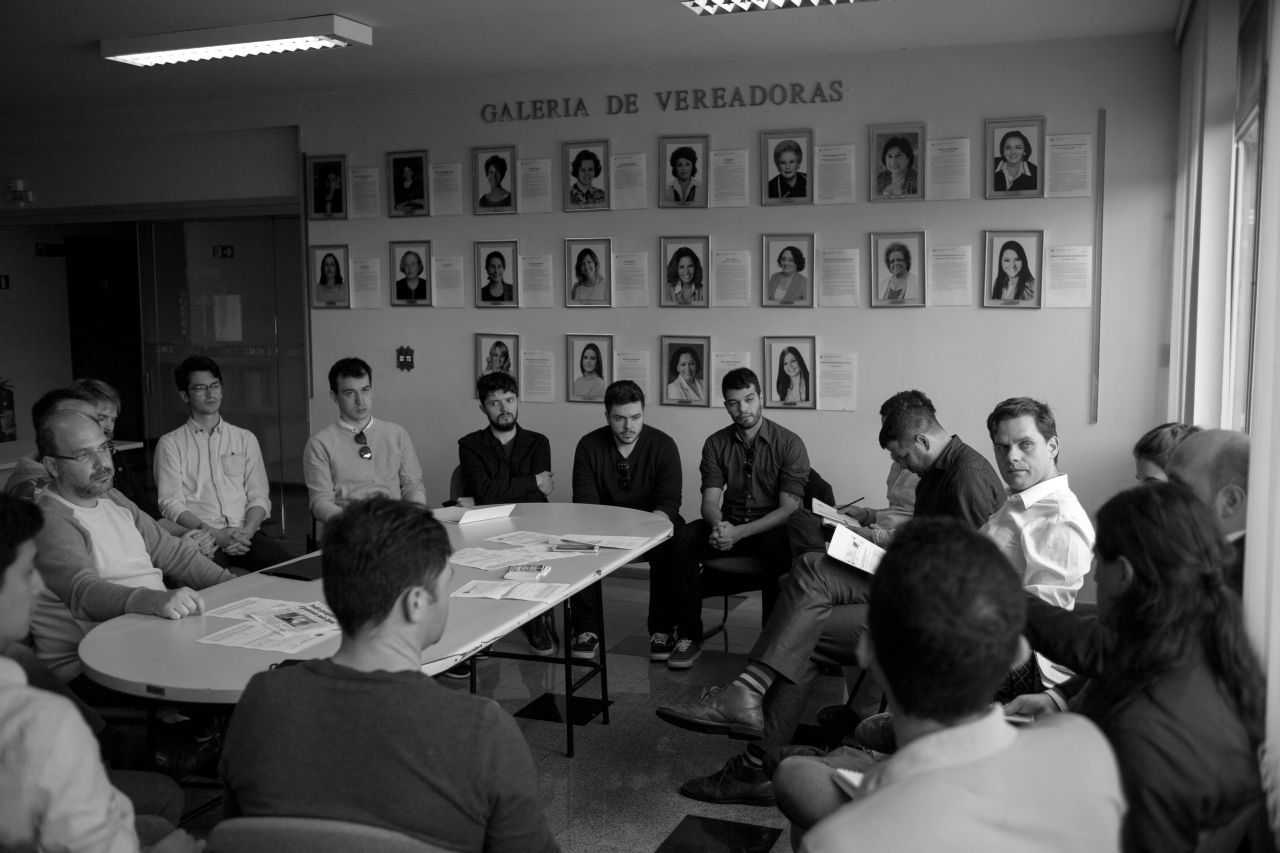 Após reunião de arquitetos e entidades da área com o vereador Goura (PDT), sugestão foi aprovada pela Câmara. Foto: Rafael Bertelli Após reunião de arquitetos e entidades da área com o vereador Goura (PDT), sugestão foi aprovada pela Câmara. Foto: Rafael Bertelli