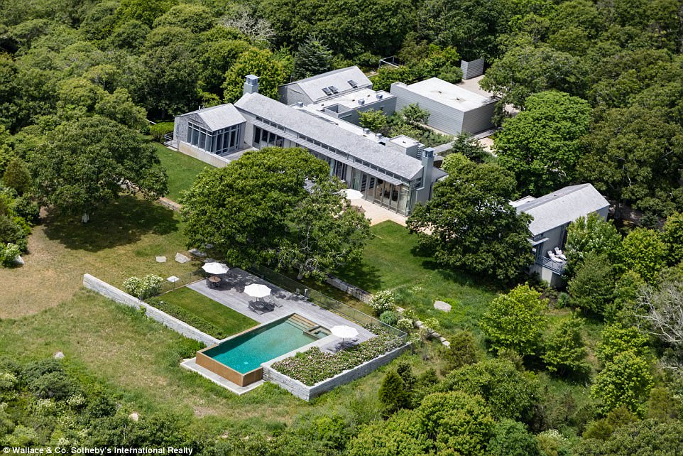 A casa usada pela família do ex-presidente dos EUA barack Obama no verão de 2013 tem 650m², seis quartos, piscina infinita e praia particular. Foto: reprodução/Wallace & Co. Sotheby's International Realty