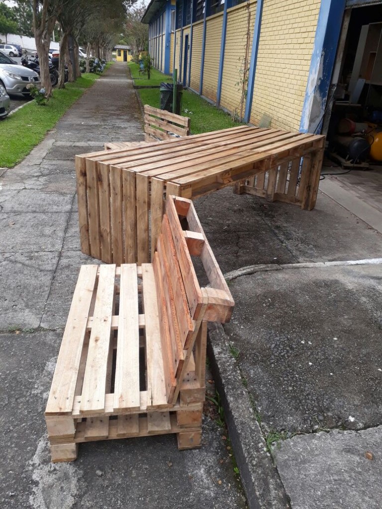 Mais de 40 pallets que iriam para o lixo serão transformados em móveis para os coworkings públicos da Prefeitura, os Worktibas.
Curitiba, 30/01/2018
Foto:Divulgação Mais de 40 pallets que iriam para o lixo serão transformados em móveis para os coworkings públicos da Prefeitura, os Worktibas.
Curitiba, 30/01/2018
Foto:Divulgação