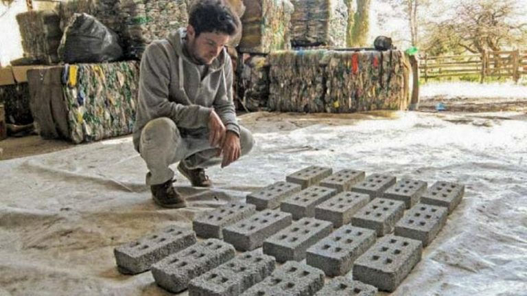 Os tijolos ecológicos foram certificados Subsecretaría de Hábitat de la Nación, e são similares a tijolos de argila. Foto: reprodução/EcoInclusión Os tijolos ecológicos foram certificados Subsecretaría de Hábitat de la Nación, e são similares a tijolos de argila. Foto: reprodução/EcoInclusión