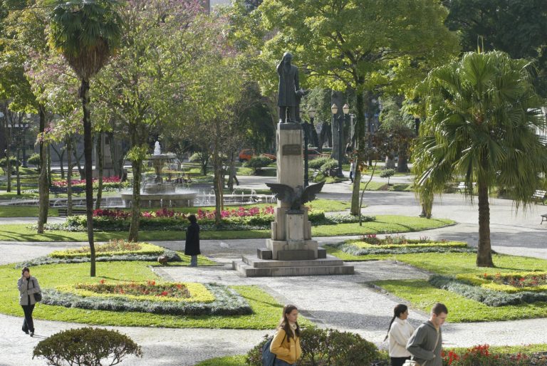 Praças da região central, como a Santos Andrade, têm característica de passagem e não retém as pessoas para permanência.
Foto: Aniele Nascimento/Gazeta do Povo