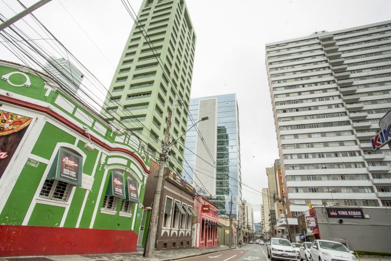 Arquitetura da Rua Emiliano Perneta impressiona pelos contrastes. Foto: Hugo Harada/Gazeta do Povo