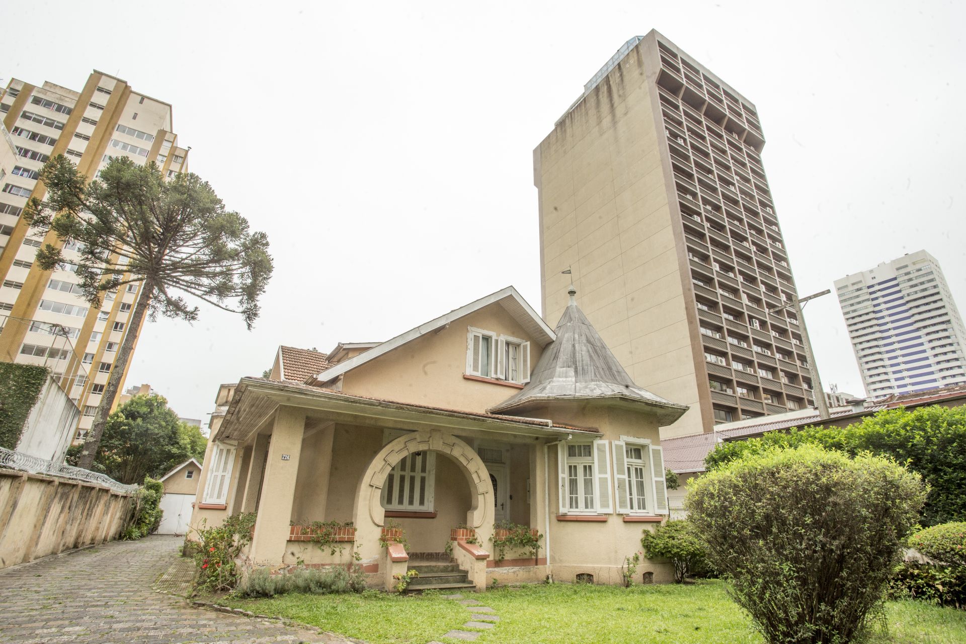 Mesmo com a expansão urbanística, o charme de construções antigas e residenciais persiste. Foto: Hugo Harada/Gazeta do Povo. Mesmo com a expansão urbanística, o charme de construções antigas e residenciais persiste. Foto: Hugo Harada/Gazeta do Povo.