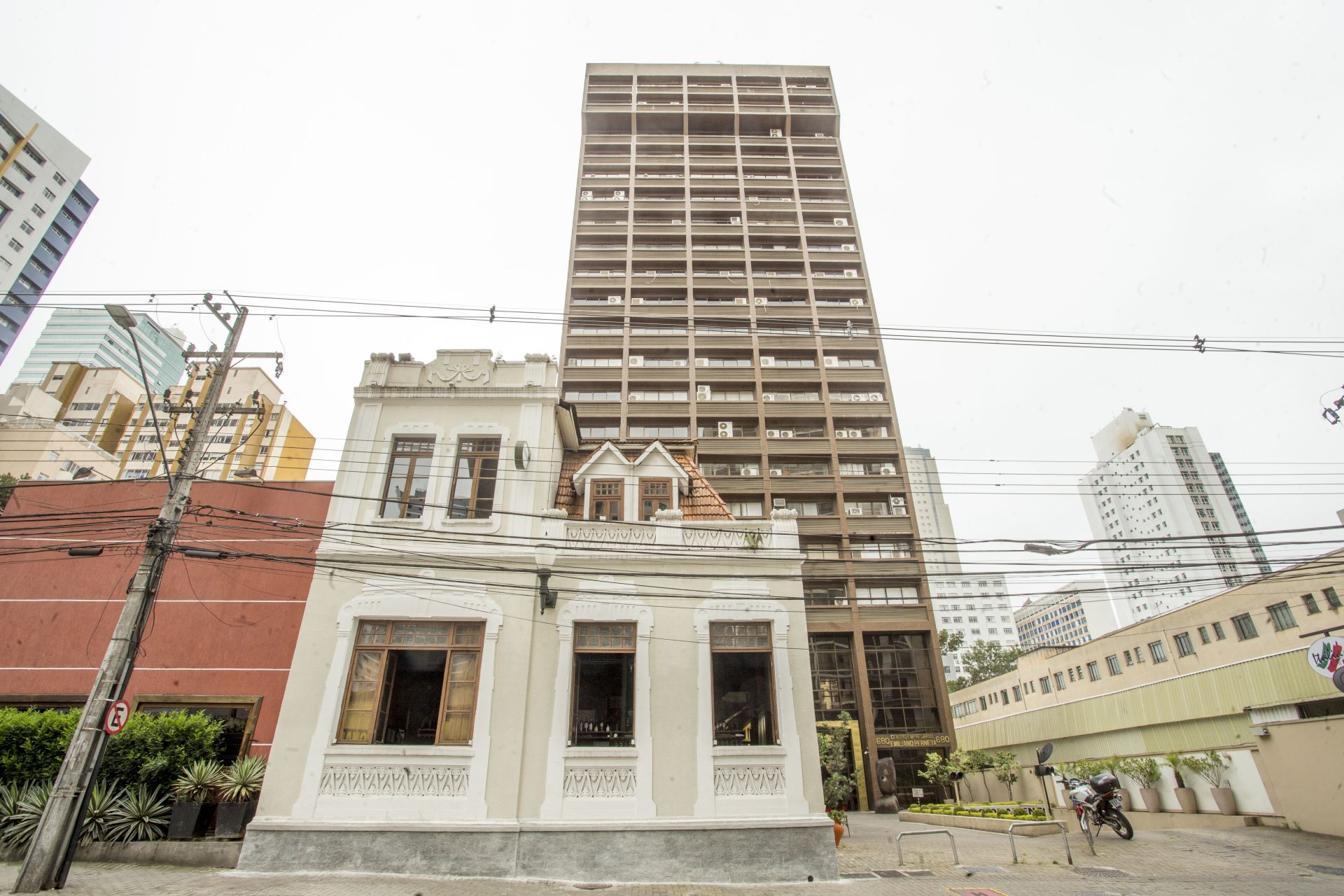 O contraste das construções na Rua Emiliano Perneta chama a atenção. Foto: Hugo Harada/Gazeta do Povo. O contraste das construções na Rua Emiliano Perneta chama a atenção. Foto: Hugo Harada/Gazeta do Povo.