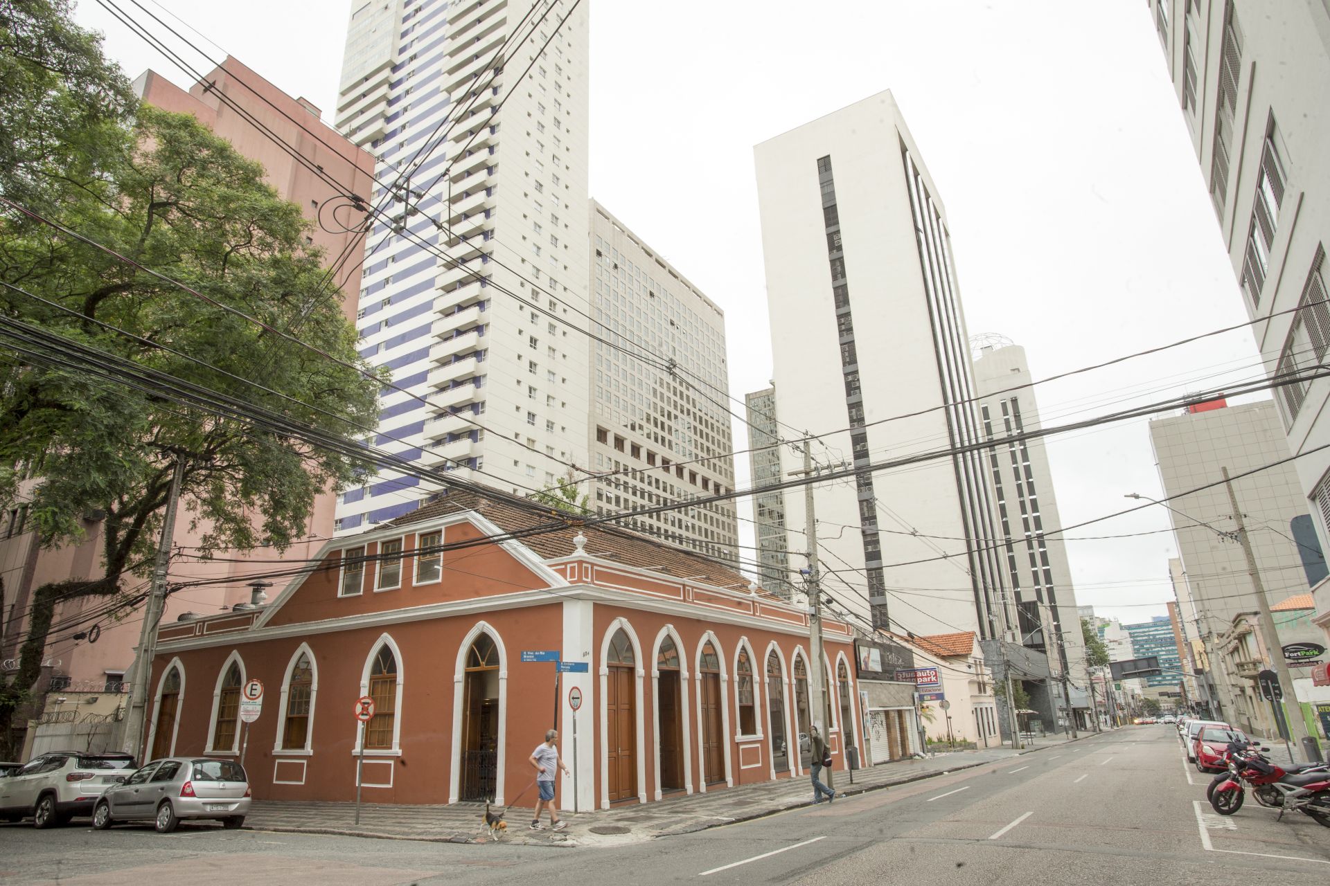 A falta de arborização na Rua seria resolvida com mudanças em sua utilização, segundo o professor da UFPR, Emerson Vidigal. Foto: Hugo Harada/Gazeta do Povo. A falta de arborização na Rua seria resolvida com mudanças em sua utilização, segundo o professor da UFPR, Emerson Vidigal. Foto: Hugo Harada/Gazeta do Povo.