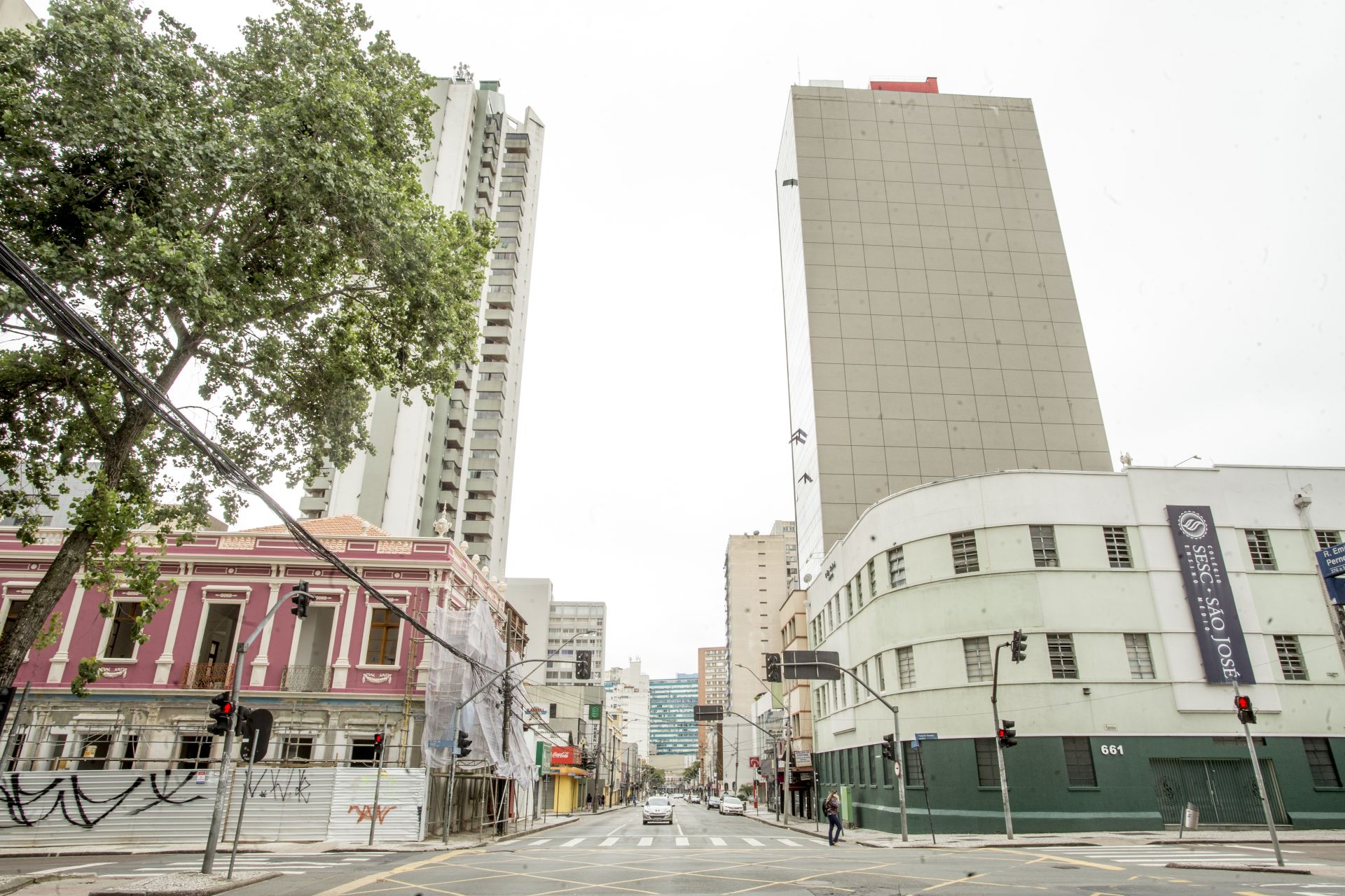 Cruzamento da Rua Emiliano Perneta com a Rua Visconde de Nácar. Foto: Hugo Harada/Gazeta do Povo. Cruzamento da Rua Emiliano Perneta com a Rua Visconde de Nácar. Foto: Hugo Harada/Gazeta do Povo.