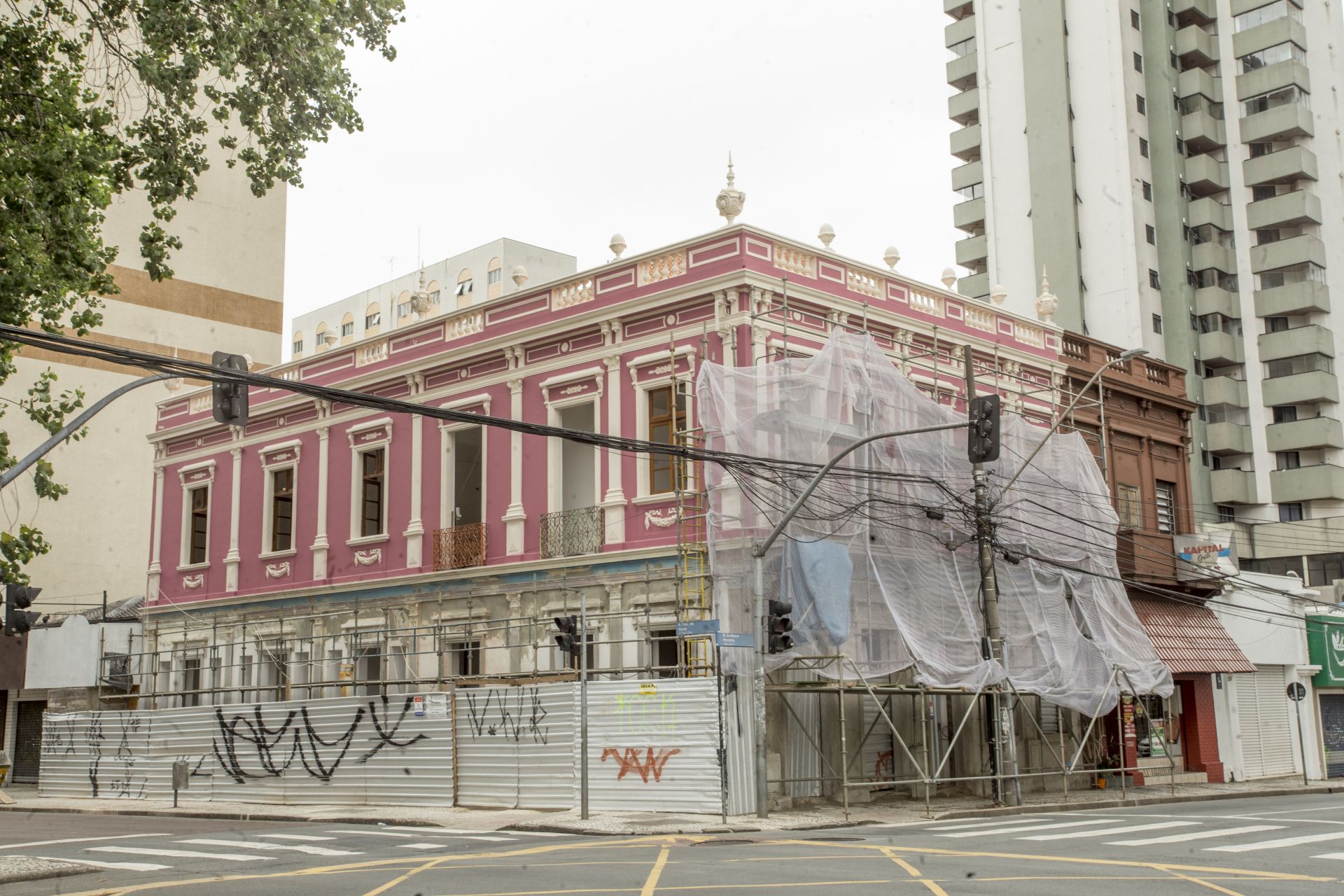 Restauro de uma unidade de interesse de preservação. Construções preservadas fazem região se reinventar. Foto: Hugo Harada/Gazeta do Povo. Restauro de uma unidade de interesse de preservação. Construções preservadas fazem região se reinventar. Foto: Hugo Harada/Gazeta do Povo.