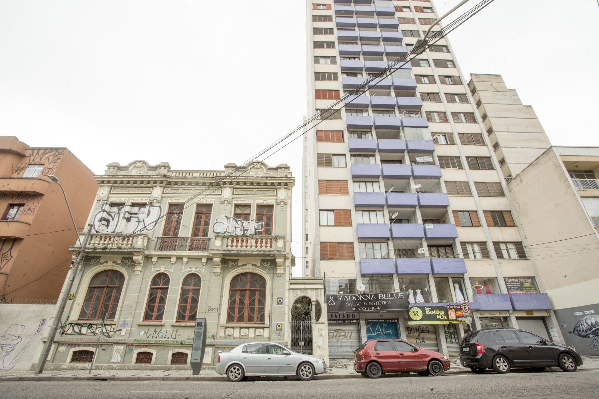 Antiga sede da Escola de Música e Belas Artes do Paraná (do lado esquerdo da foto). Foto: Hugo Harada/Gazeta do Povo. Antiga sede da Escola de Música e Belas Artes do Paraná (do lado esquerdo da foto). Foto: Hugo Harada/Gazeta do Povo.
